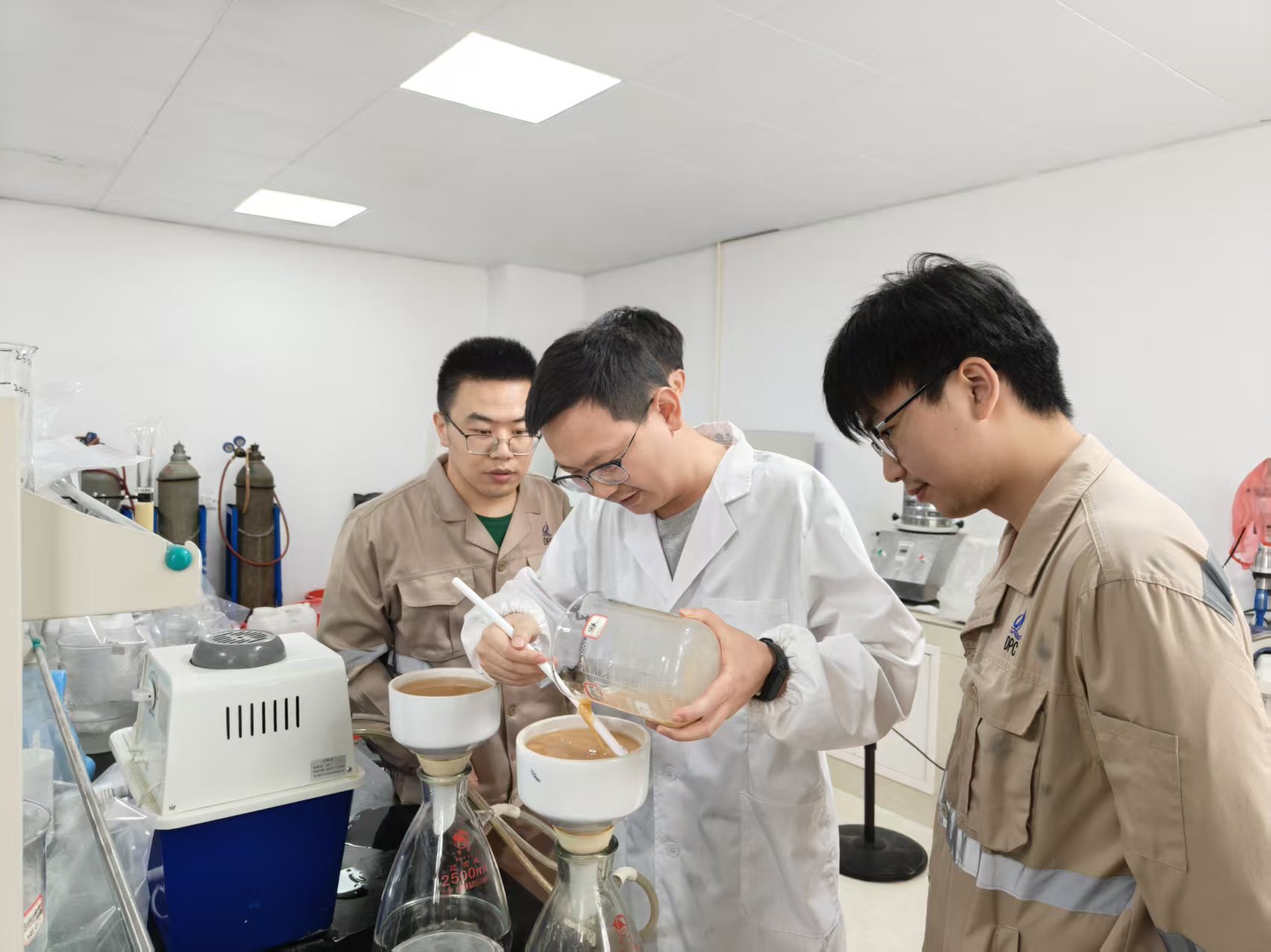 扎根锂业，攻坚路上让“锂”想花开｜xpj官网锂业研发部90后工程师徐苗